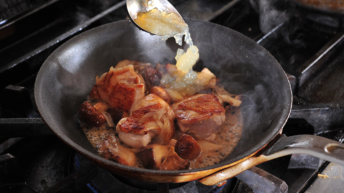 「グリーンスパイスペースト」で作る、鶏肉ときのこのカレー スープで煮込む