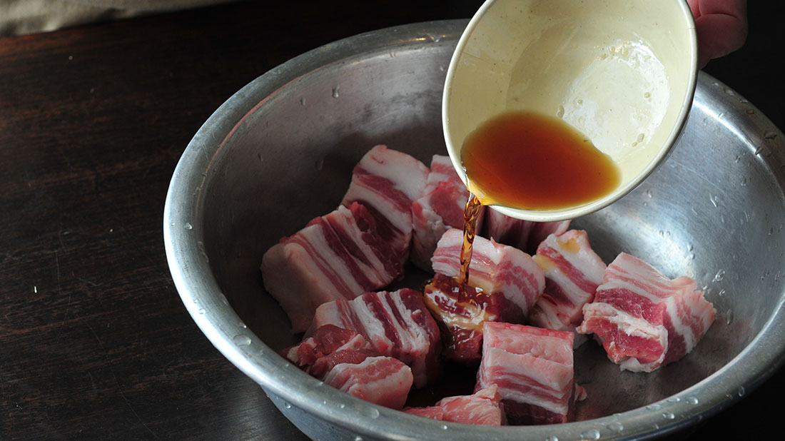 ベトナム式 豚肉たまご 魚醤で肉をマリネする