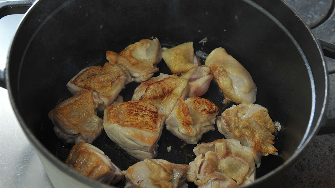鶏と根菜、きのこのスパイシーバルサミコ 鶏肉を焼きながらソースを作る